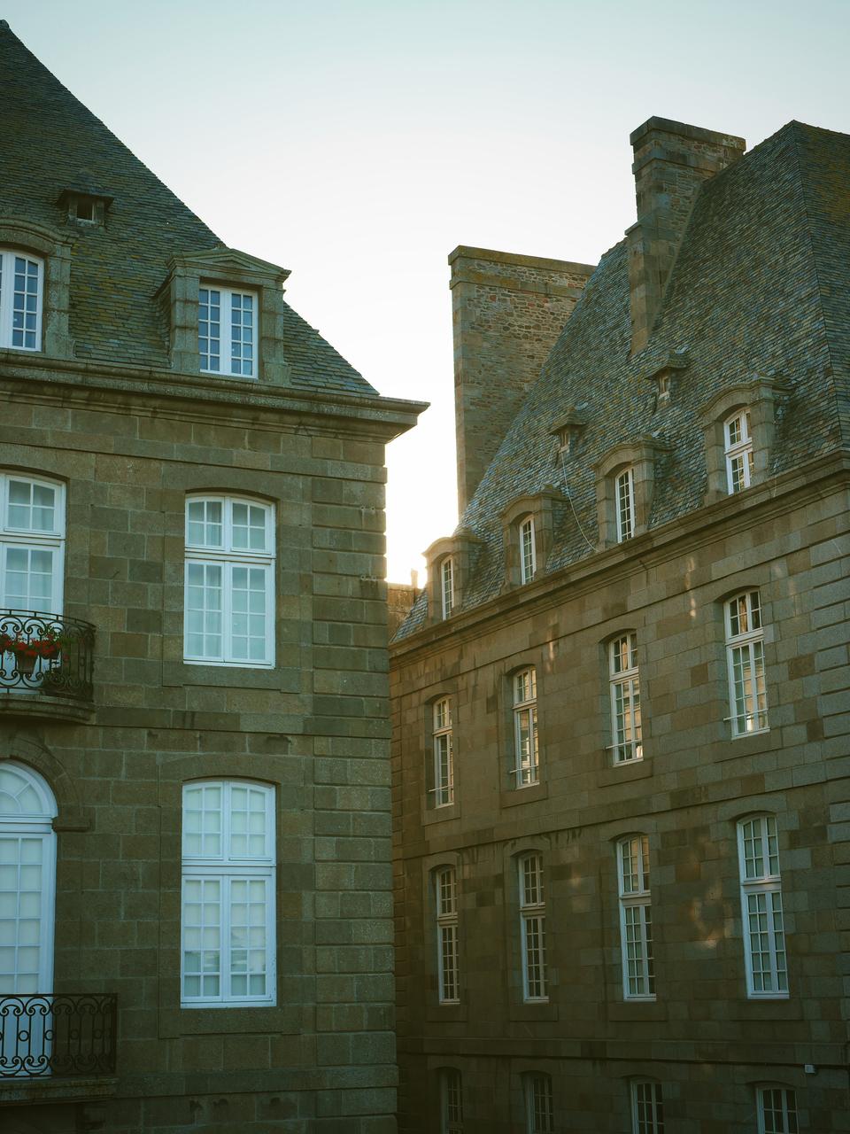 Observation telescope in Saint-Malo overlooking the sea