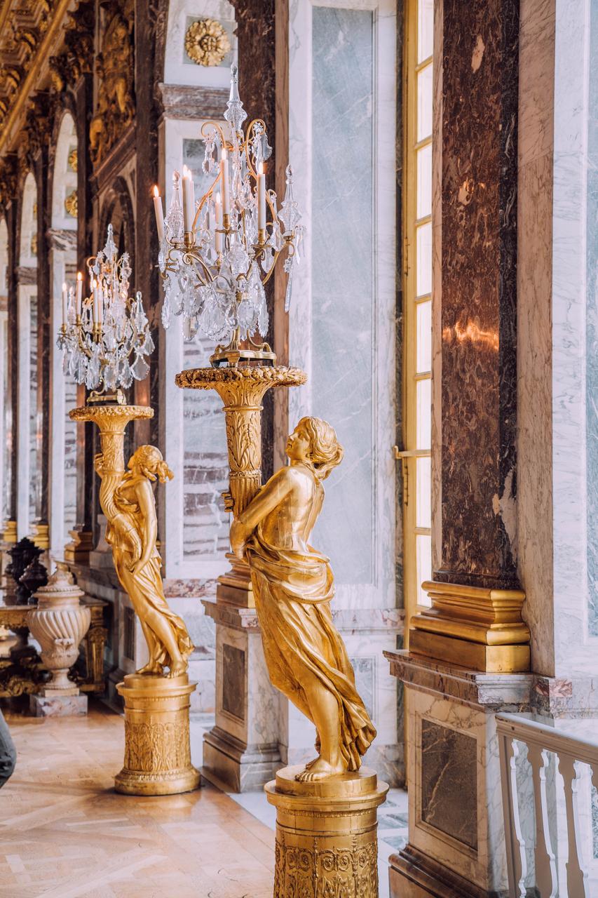 Hotel des Reservoirs in Versailles with a soldier reading a newspaper during World War I